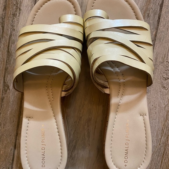 Donald J. Pliner Shoes - EUC Donald Pliner Sheena sandals